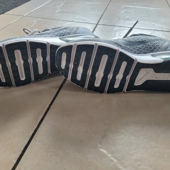 Nike AirMax Sneakers - Picture 3 of 6